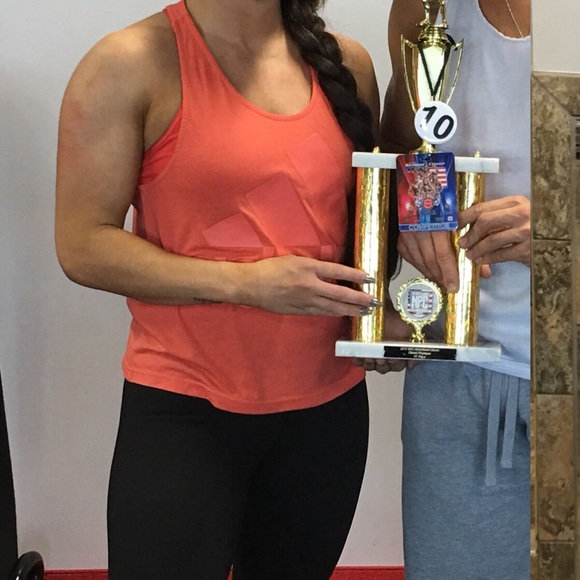 Cropped Adidas tank size L racerback - Picture 4 of 4